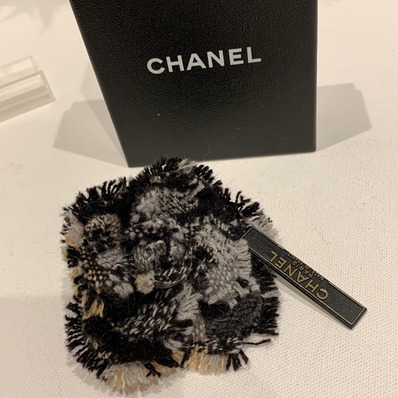 RARE 🦄 CHANEL🖤New Tweed Frayed Fray Raw Edge Camellia Flower Floral Brooch Pin - Picture 4 of 16